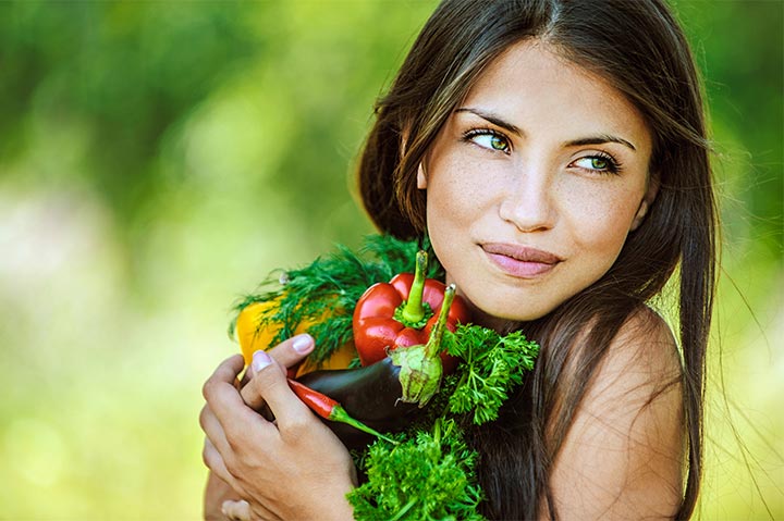Foto: junge Frau mit Gemüse